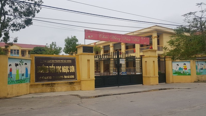 Vụ lợi dụng chức vụ tại Trường Tiểu học Ngọc Sơn: Ngày 17/10/2022, Công an TP Hải Dương kết thúc điều tra, chuyển VKS cùng cấp truy tố Nguyễn Thị Nhiên – nguyên kế toàn Tiểu học Ngọc Sơn tội Lợi dụng chức vụ quyền hạn trong khi thi hành công vụ. Các năm 2018, 2019 trong quá trình lập danh sách, xét duyệt học sinh được hưởng chi phí học tập và học sinh khuyết tật được hưởng học bổng, Trường Tiểu học Ngọc Sơn, TP Hải Dương đã lập, xét duyệt danh sách các đối tượng không đủ điều kiện, trái quy định của pháp luật để được cấp dự toán ngân sách nhà nước số tiền 162,53 triệu đồng.