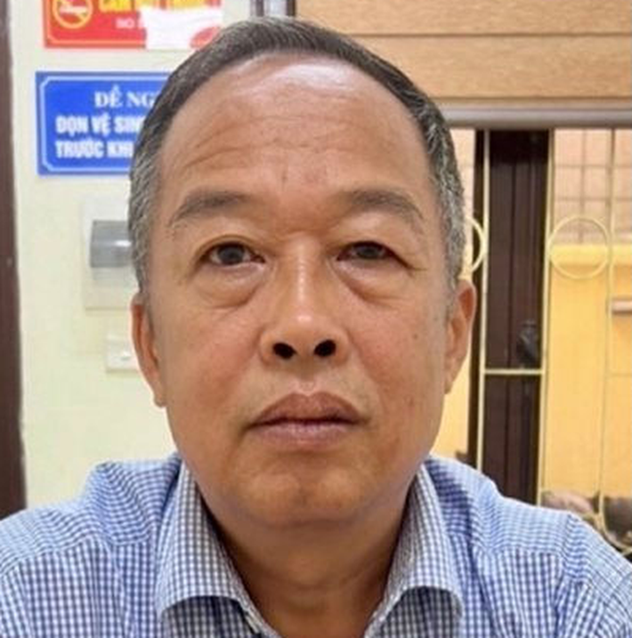 Tại Bộ Công an, 3 bị can bị khởi tố tội nhận hối lộ gồm: Trần Văn Dự - nguyên Phó Cục trưởng Cục Quản lý xuất nhập cảnh (Bộ Công an) bị khởi tố ngày 25/7;
