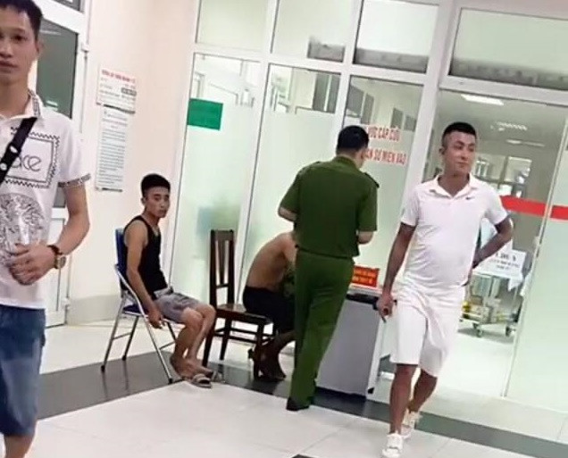 Tại bệnh viện, khi chị Nhung về, anh Tú và mọi người vẫn ở lại chờ người nhà nạn nhân đến, đồng thời giúp cán bộ công an khi họ khám nghiệm hiện trường.