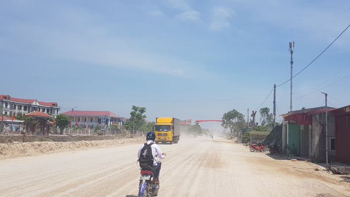 Tuy nhiên, trong những tháng qua, việc thi công cải tạo nâng cấp tuyến đường này đã gây ảnh hưởng không nhỏ đến đời sống của người dân. Bởi việc thi công đã khiến tuyến đường luôn trong cảnh bụi mù mịt, gây ô nhiễm môi trường và mất an toàn giao thông.