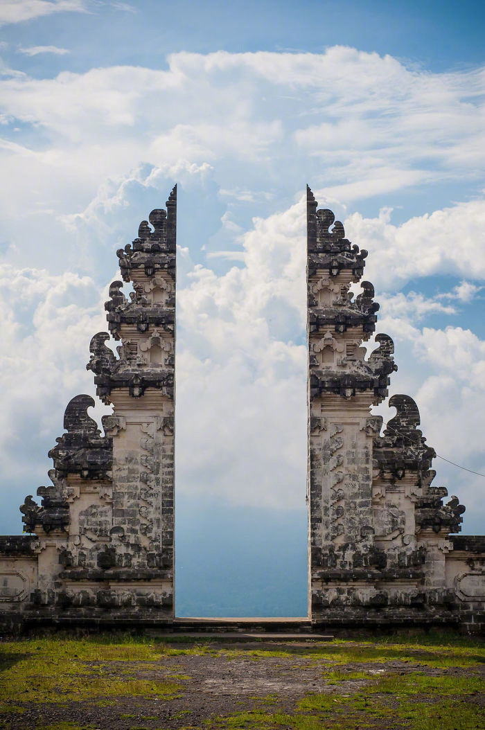 Sự đối xứng hoàn hảo đến từng chi tiết này là một danh lam thắng cảnh ở Bali, Indonesia, hoàn toàn không phải là ảo cảnh ra đời từ photoshop. (Nguồn Sina)