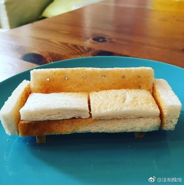 Nếu như theo dõi tài khoản Instagram của Adam, người ta sẽ biết anh là một ông bố của hai bé gái. Trong số đó, một bé mắc phải hội chứng dị ứng thực phẩm rất nghiêm trọng. Cô bé chỉ có thể ăn bánh mỳ trắng và dầu thực vật hoa hướng dương vào mỗi buổi sáng. (Nguồn Sina)