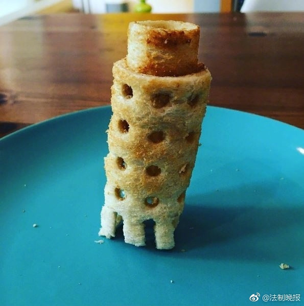 Từ những lát bánh mì, người bố vĩ đại đã sáng tạo ra những công trình mô phỏng độc đáo, khiến cô con gái nhỏ phải thốt lên kinh ngạc vào mỗi bữa sáng. (Nguồn Sina)
