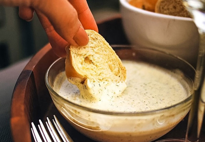 Mayonnaise: Nhiều bác sĩ khuyên bạn nên dùng salad với sốt mayo 2-3 lần một tuần vì dầu thực vật chứa trong đó giúp ngăn ngừa bệnh tim. Ngoài ra, vitamin E và F vô hiệu hóa các tác động tiêu cực của môi trường và cải thiện sự trao đổi chất. (Ảnh: Pixabay)