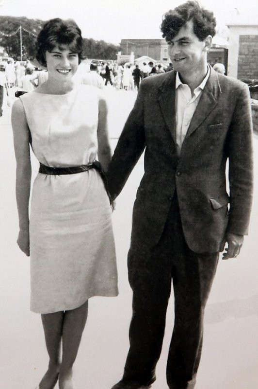Năm 1962, tại hạt Gloucestershire, một hạt trù phú, phì nhiêu tại Anh, ông Winston Howes và bà Janet đã chính thức trở thành vợ chồng với nhau. Sau đó, họ có 33 năm chung sống hạnh phúc. Đến năm 50 tuổi, bà Janet bất ngờ qua đời vì suy tim. Để tưởng nhớ người vợ của mình đồng thời gửi gắm tình cảm sau bao năm chung sống, ông Winston quyết định làm điều đặc biệt là trồng một cánh rừng hình trái tim. (Nguồn Youthwant)
