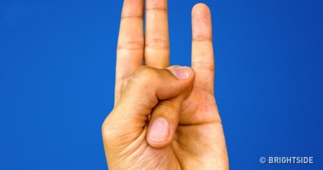 Surya Mudra: Đây là động tác thủ ấn sẽ giúp bạn thúc đẩy quá trình tiêu hóa và trao đổi chất. Kỹ thuật này cũng được sử dụng để chữa trị hạ nhiệt máu và cải thiện tình trạng không thấy ngon miệng, tình trạng chán ăn kéo dài.