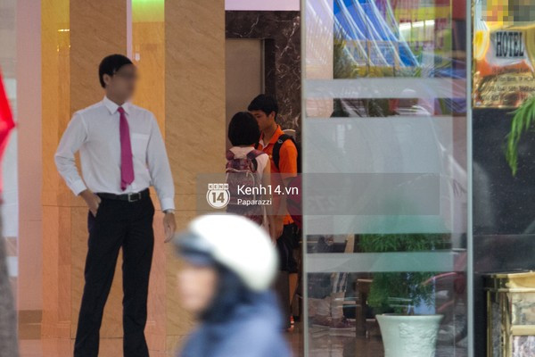 ... rồi cả hai nhanh chóng đi vào thang máy cùng nhau.