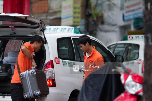 ... ra taxi và đi về khách sạn.