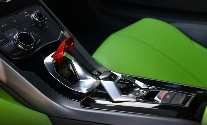 Ảnh chi tiết của chiếc Lamborghini Huracan màu xanh cốm tại Việt Nam.