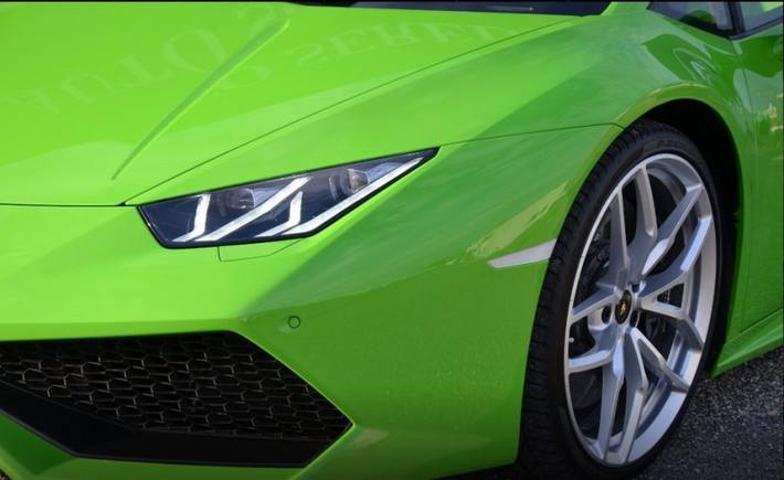 Ảnh chi tiết của chiếc Lamborghini Huracan màu xanh cốm tại Việt Nam.