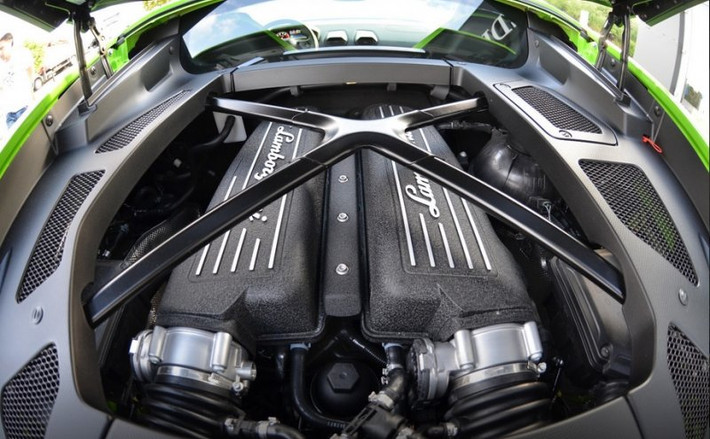 Ảnh chi tiết của chiếc Lamborghini Huracan màu xanh cốm tại Việt Nam.