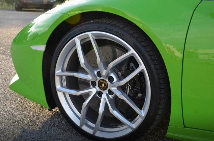 Ảnh chi tiết của chiếc Lamborghini Huracan màu xanh cốm tại Việt Nam.
