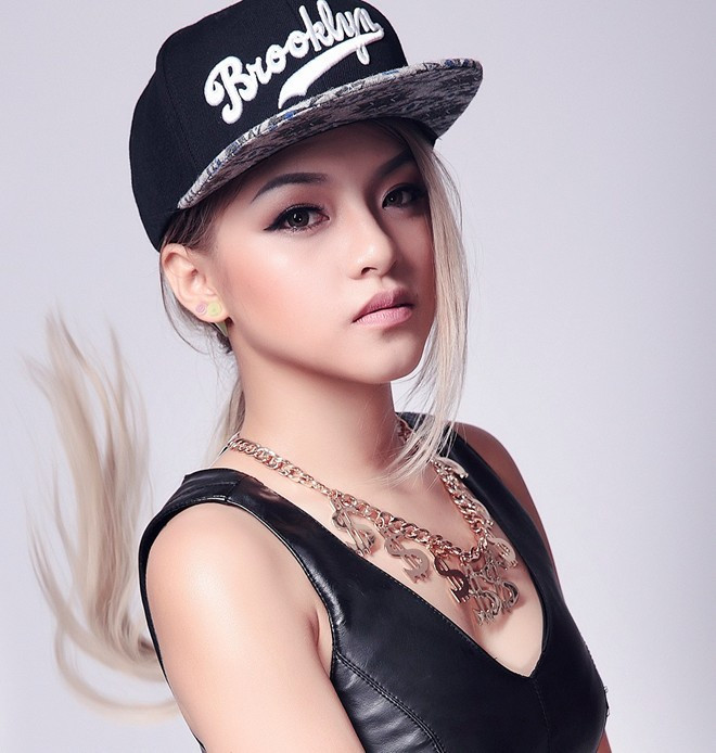 Vừa qua, DJ Melo cũng được mọi người biết đến nhiều hơn khi tham gia vào chương trình The Remix 2015 trong đội của Bảo Anh. Tốt nghiệp cấp 3, Melo theo học ngành Quản trị du lịch Khách sạn. Cô cho biết, nghề DJ đến với cô khá tình cờ. Trong lần đi xem một show diễn, âm nhạc của DJ đã thu hút, khiến cô quyết tâm theo đuổi.