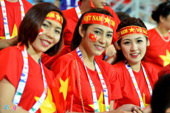 "Nữ hoàng điền kinh Việt Nam" Vũ Thị Hương và á hậu Tú Anh có mặt trên khán đài sân Bishan cổ vũ cho U23 Việt Nam. Tú Anh là đại sứ Đoàn TTVN (Đoàn thể thao Việt Nam) tại SEA Games 28.