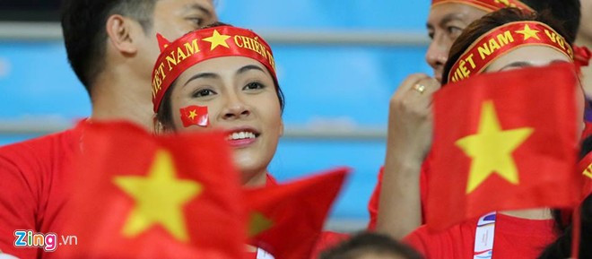 Trong thời gian ở Singapore, ngoài cổ vũ tinh thần, các đại sứ còn trao quà cho vận động viên giành huy chương vàng và vận động viên tiêu biểu trong ngày thi đấu.