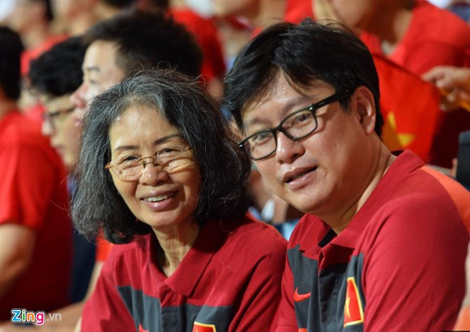 Anh Đoàn Thuận Hải, làm việc tại một cơ quan kiểm toán Singapore mời mẹ từ Việt Nam sang chơi nhân dịp SEA Games 28. Mẹ anh tuy không biết nhiều về bóng đá, nhưng cho biết có tuyển Việt Nam là phải đến ủng hộ. Còn anh Hải không bỏ trận nào mỗi khi đội nhà thi đấu tại Singapore.