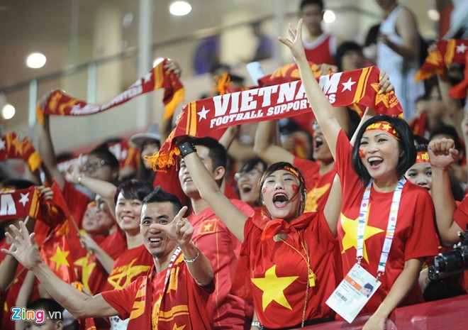 Ca sĩ Phương Thanh cùng nhóm CĐV Việt Nam tích cực ủng hộ đội nhà ở trận gặp U23 Lào.