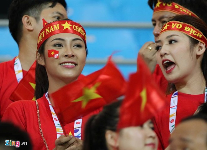 Á hậu Tú Anh, ca sĩ Phương Thanh, Hoa hậu Đại Dương Việt Nam 2014 Đặng Thu Thảo, "nữ hoàng điền kinh Việt Nam" Vũ Thị Hương đồng hành cùng các vận động viên tại SEA Games 28.