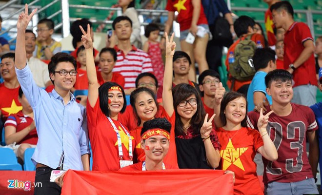 Ca sĩ Phương Thanh và nhóm CĐV Việt Nam, trong đó có nhiều sinh viên đang học tập tại Singapore đến sân tiếp thêm sức mạnh tinh thần cho thầy trò HLV Miura.
