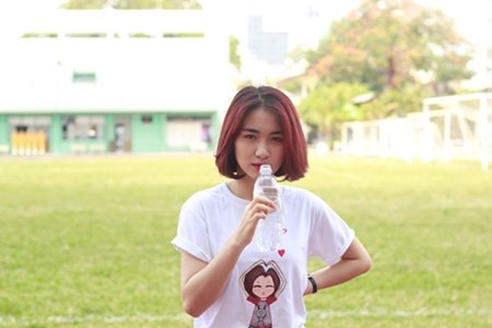 Mới đây, Hòa Minzy có mặt ở sân bóng để dành thời gian thư giãn, chơi thể thao xả stress. Bộ môn thể thao cô nàng yêu thích là bóng đá.