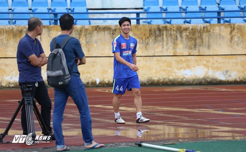 Công Phượng đến tập muộn do phải tham dự một sự kiện đặc biệt. Ảnh: Phạm Thành.