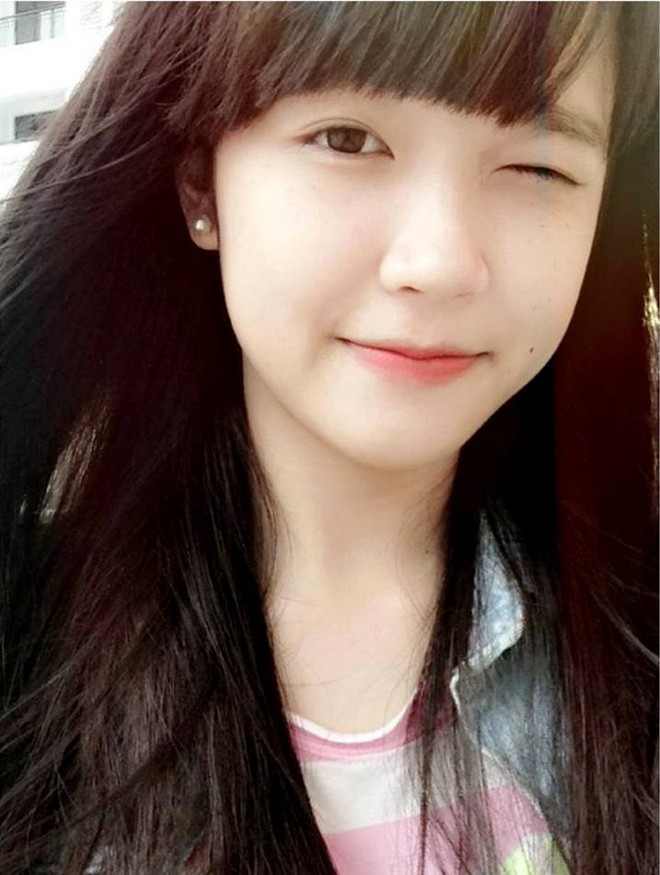 Tương tự Trâm Anh, Tâm Xíu (tên thật Hoàng Thị Minh Tâm, sinh năm 1996) cũng được cộng đồng mạng biết đến với vẻ đẹp mộc mạc từ bức ảnh lan truyền trên nhiều diễn đàn. 9X hiện là sinh viên năm nhất, Học viện Báo chí và Tuyên truyền. Trang cá nhân của Minh Tâm thu hút trên 100.000 người theo dõi.