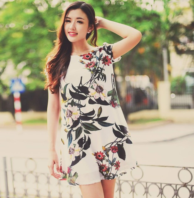 Với ngoại hình nổi bật, hot girl trường Báo - Phương Chi thường xuyên được mời làm mẫu quảng cáo cho nhiều nhãn hàng thời trang và tham gia một số phim ngắn. Mới đây, 9X quyết định tạm dừng ước mơ báo chí để theo đuổi lĩnh vực nghệ thuật.