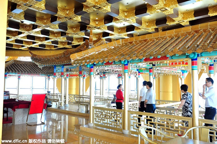 Làng Hoa Tây trước đây chuyên về nông nghiệp nhưng từ những năm 1950 nhờ sự quyết tâm của ông Ngô Nhân Bảo - Bí thư Đảng ủy làng Hoa Tây đã đưa ngôi làng trở nên giàu có.