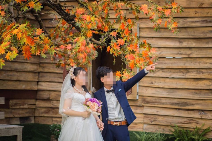 Cũng theo thông tin lan truyền đó thì cặp đôi trẻ cũng ở Bắc Giang và có điều gây tò mò ở đây đó là theo chủ hàng cho biết, chàng chú rể trong bộ ảnh này còn rất trẻ mới sinh năm 2000, còn cô dâu trông già dặn hơn nhưng mới chỉ sinh năm 2001. Điều đó có nghĩa là ở độ tuổi ấy, những bạn bè cùng trang lứa còn đang cắp sách tới trường thì đôi trẻ này đã sắp "yên bề gia thất".