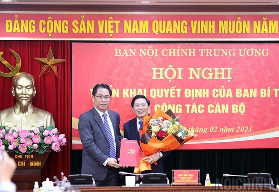 Phó Trưởng Ban Nội chính Trung ương Đặng Văn Dũng: Ngày 2/2, Ban Nội chính Trung ương tổ chức Hội nghị công bố Quyết định của Ban Bí thư bổ nhiệm ông Đặng Văn Dũng - Trợ lý Trưởng Ban Nội chính Trung ương Phan Đình Trạc giữ chức Phó Trưởng Ban Nội chính Trung ương. Ông Đặng Văn Dũng, sinh năm 1972, trình độ Cử nhân luật, Kỹ sư kinh tế. Ông Dũng từng trải qua các chức vụ Phó Vụ trưởng vụ Phòng, chống tham nhũng; Phó Vụ trưởng, Vụ trưởng vụ Theo dõi xử lý các vụ án, vụ việc; Thư ký Phó trưởng Ban, Phó trưởng Ban thường trực và Thư ký, Trợ lý Trưởng ban Nội chính Trung ương. (Ảnh: Nội chính)