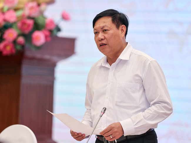 Thứ trưởng Đỗ Xuân Tuyên: Ông Đỗ Xuân Tuyên sinh năm 1966, quê tỉnh Hưng Yên. Ông đào tạo cơ bản tại Học viện Quân y. Tháng 12/2019, Thủ tướng có quyết định điều động, bổ nhiệm ông Đỗ Xuân Tuyên giữ chức vụ Thứ trưởng Bộ Y tế nhiệm kỳ 2016-2021,khi đó ông đang là Phó Bí thư Thường trực Tỉnh ủy, Chủ tịch HĐND tỉnh Hưng Yên.