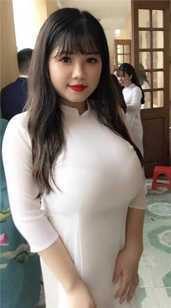 Cô gái ngực khủng: Cách đây 5 năm, Võ Thị Thu Trang - "Nữ sinh Hải Dương" từng gây xôn xao trên MXH khi sở hữu vòng 1 cực khủng lên tới 110cm. Thời điểm ấy, nữ sinh Thu Trang được mệnh danh "hot girl ngực khủng".