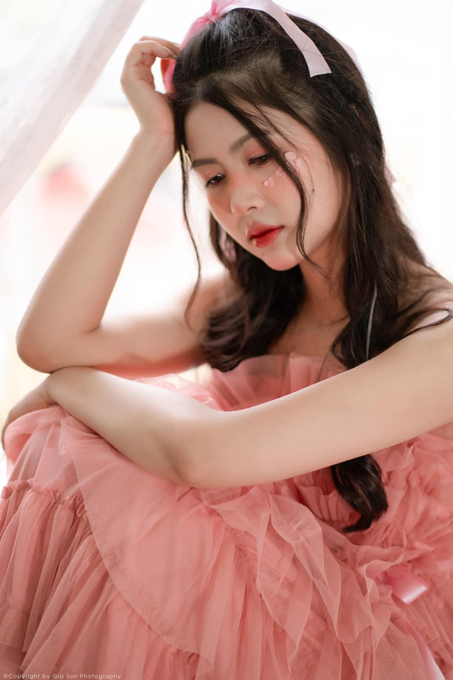 Sau khi tốt nghiệp cấp 3, Thanh Thư sang Nhật Bản làm việc và hiện dù không tham gia showbiz, nhưng vẫn có hàng trăm nghìn lượt theo dõi. Mỗi bức hình đăng tải trên Facebook thu hút hàng chục nghìn lượt "thả tim".