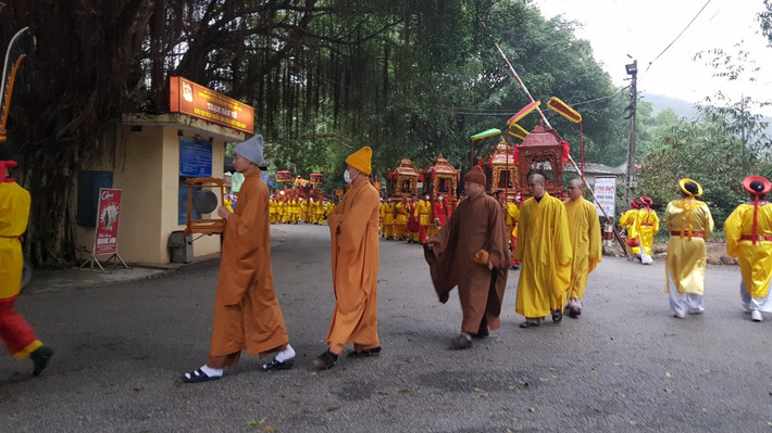 Trước đó từ sáng sớm ngày 6/2, (ngày 16 tháng giêng âm lịch), các đại biểu, nhà sư, nhân dân cùng du khách thập phương tổ chức Lễ rước nước tại chùa Côn Sơn. Lễ rước nước là một nghi thức quan trọng nằm trong chương trình Lễ hội mùa xuân Côn Sơn - Kiếp Bạc hằng năm, được phục dựng từ năm 2008.