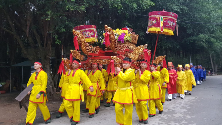 Từ sáng sớm, hàng nghìn nhân dân địa phương cùng du khách đã tập trung đông đủ và trang nghiêm trước chùa Côn Sơn để cùng đoàn rước tiến về hồ Côn Sơn - nơi các nhà sư đã lập đàn xin nước.