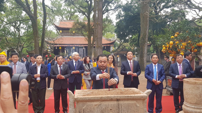 Ngày 23 tháng Giêng năm Khai Hựu thứ 6 (1334), Tổ Huyền Quang viên tịch tại Côn Sơn, Thái Thượng Hoàng Trần Minh Tông đã ban thụy hiệu là: Trúc Lâm thiền sư đệ tam đại, đặc phong tự pháp Huyền Quang Tôn giả và xuất ngân quỹ để xây Đăng Minh Bảo Tháp cho sư tổ ở sau chùa. Ngày giỗ Tổ Huyền Quang đã trở thành ngày hội truyền thống mùa xuân Côn Sơn. (Ảnh: Bí thư Hải Dương Trần Đức Thắng cùng các đại biểu dâng hương).