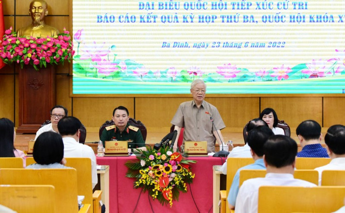 Tiếp xúc cử tri các quận Ba Ðình, Ðống Ða, Hai Bà Trưng (Hà Nội) chiều 23/6, Tổng Bí thư Nguyễn Phú Trọng nhấn mạnh, công tác phòng, chống tham nhũng, tiêu cực phải làm một cách kiên trì, nhân văn, có lý, có tình, bài bản và thuyết phục. Quy trình xử lý cán bộ vi phạm được thực hiện chặt chẽ từ xử lý về mặt Ðảng, đến xử lý hành chính và xử lý hình sự theo quy định của pháp luật. Các bước thực hiện đều được cân nhắc một cách dân chủ, công bằng, công khai theo nguyên tắc của Ðảng và các quy định pháp luật, để người vi phạm cũng nhận ra sai sót, khuyết điểm.