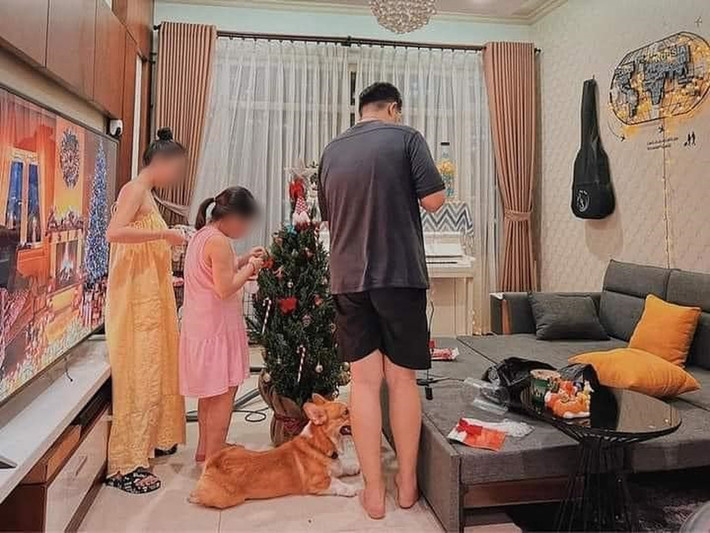 Vụ việc lên đến đỉnh điểm khi ngày 22/12/2021, Thái đi làm còn cháu VA ở nhà với Trang để học trực tuyến theo lịch của nhà trường. Từ 14h06 đến 14h30, Trang bắt cháu VA quỳ làm bài tập để Trang kiểm tra. Từ 14h51 đến 18h06, Trang cho cháu VA ngồi học, trong khoảng thời gian này, Trang không cho cháu mặc quần áo. Trang sử dụng cây gỗ (dạng trụ tròn đường kính 2,2 cm, dài 90 cm) cầm bằng tay phải đánh mạnh liên tiếp, dồn dập vào người cháu VA.