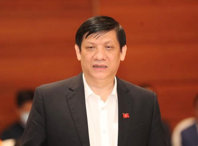 Ngày 7/6, Cơ quan CSĐT (C03 - Bộ Công an) đã tống đạt quyết định khởi tố bị can, thực hiện lệnh khám xét, lệnh bắt bị can để tạm giam đối với ông Nguyễn Thanh Long, cựu Bộ trưởng Bộ Y tế để điều tra tội danh “lợi dụng chức vụ, quyền hạn trong khi thi hành công vụ”, quy định theo điều 356 bộ luật Hình sự. Việc bắt ông Nguyễn Thanh Long diễn ra ngay sau khi Quốc hội bãi nhiệm tư cách đại biểu Quốc hội khóa XV và phê chuẩn cách chức Bộ trưởng Y tế đối với ông này trong ngày 7/6.