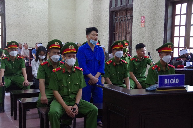Tại phiên phúc thẩm, bị cáo Cao Tài Năng không xin giảm nhẹ án phạt tử hình mà tòa đã tuyên tại phiên sơ thẩm. Bị cáo Vũ Thị Mừng với lý do nuôi 3 con nhỏ nên xin HĐXX giảm nhẹ hình phạt mà tòa đã tuyên tại phiên sơ thẩm. Tại phiên tòa, Mừng chỉ nhận tội Che giấu tội phạm mà không thành khẩn khai nhận tội Xâm phạm thi thể, hài cốt.