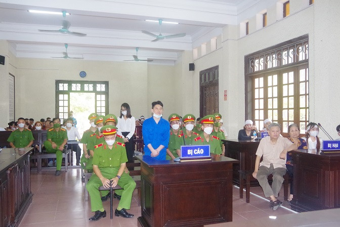 HĐXX nhận định, hành vi của bị cáo Cao Tài Năng là đặc biệt nghiêm trọng, tính toán tinh vi, động cơ đê hèn. Hành vi của bị cáo tước đoạt tính mạng của bị hại, xâm phạm tài sản, thi thể, hài cốt của bị hại, gây tổn thất lớn cho gia đình bị hại, gây phẫn nộ, bức xúc trong quần chúng nhân dân. Bị cáo phạm nhiều tội, do vậy cần áp dụng hình phạt nghiêm khắc, tương ứng với hành vi phạm tội. Bị cáo mất hết nhân tính, không còn khả năng giáo dục cải tạo nên cần áp dụng hình phạt cao nhất.