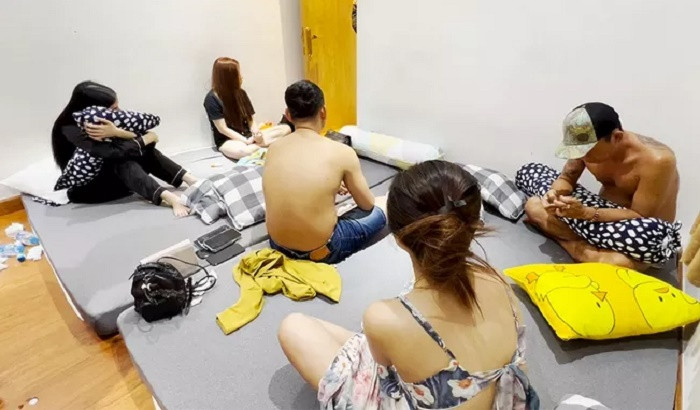 Hàng chục nam nữ mở “tiệc ma túy” tại chung cư cao cấp. Ngày 25/6, Cơ quan CSĐTCông an TP Long Xuyên (An Giang) đã tạm giữ hình sự Trần Anh Thương (29 tuổi; huyện Chợ Mới) và Phạm Duy Khánh (28 tuổi;huyện Thoại Sơn) để điều tra về hành vi "Tổ chức sử dụng trái phép chất ma túy". Rạng sáng 24/6, cảnh sát kiểm tra khu chung cư Marina tại phường Mỹ Bình, TP Long Xuyên phát hiện 17 đối tượng nam, nữ từ 16 - 38 tuổi đang ở trong 3 phòng đang có hành vi sử dụng ma túy. Qua xét nghiệm nhanh, kết quả xác định Thương, Khánh cùng 9 đối tượng dương tính với ma túy.