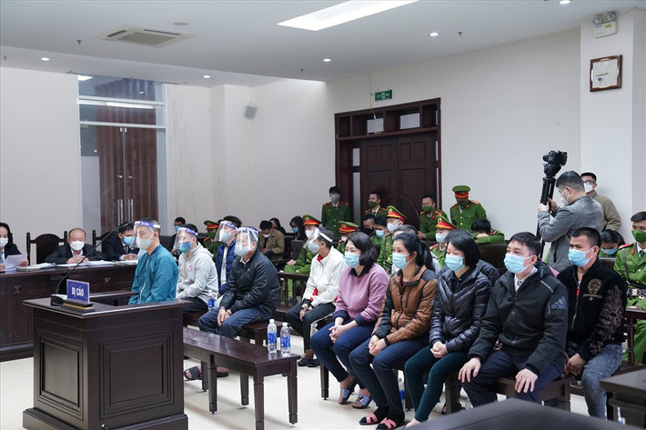 Đại án buôn lậu Công ty Nhật Cường: 14 bị cáo liên quan dại án "Buôn lậu" và "Vi phạm quy định về kế toán gây hậu quả nghiêm trọng" xảy ra tại Công ty TNHH Thương mại và Dịch vụ kỹ thuật Nhật Cường được đem ra xét xử, trong đó bị cáo lĩnh án cao nhất 14 năm tù. Vụ án đã gây thiệt hại cho nhà nước gần 30 tỷ đồng. Bùi Quang Huy - Tổng Giám đốc Công ty Nhật Cường hiện vẫn đang bỏ trốn.