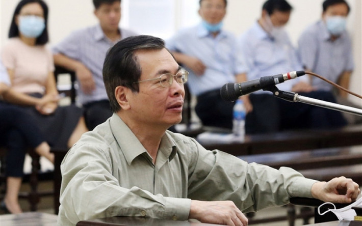 Vụ án sai phạm về đất đai xảy ra tại Tổng Công ty cổ phần Bia - Rượu - Nước giải khát Sài Gòn (Sabeco) gây thiệt hại cho Nhà nước hơn 2.700 tỷ đồng. Tại phiên phúc thẩm tháng 1/2021, Tòa án Nhân dân Cấp cao tại Hà Nội đã tuyên án 10 bị cáo. Ông Vũ Huy Hoàng –nguyên Bộ trưởng Bộ Công Thương bị tuyên 11 năm tù; Nguyễn Hữu Tín - nguyên phó chủ tịch TP HCM 6 năm 6 tháng tù.