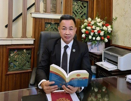 Là luật sư bảo vệ quyền lợi cho cháu VA, luật sư Nguyễn Anh Thơm- Trưởng văn phòng luật sư Nguyễn Anh (Đoàn luật sư Hà Nội) cho rằng, vai trò của người bố Nguyễn Kim Trung Thái trong vụ án này là cực kỳ vô nhân tính, ác độc, lạnh lùng nhất trong lịch sử và không đáng được tồn tại trong cuộc đời này.
