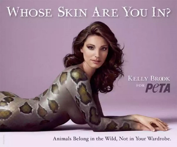 Người mẫu Kelly Brook sơn toàn thân là hình da rắn để làm mẫu trong chiến dịch của tổ chức PETA năm 2011.