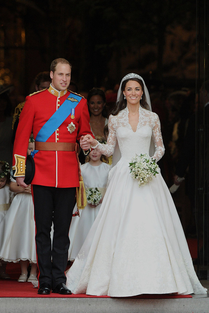 Váy cưới của Nữ công tước Cambridge - Kate Middleton do nhà thiết kế danh tiếng Sarah Burton của thương hiệu Alexander McQueen thực hiện. Đến nay, đây vẫn là thiết kế váy cưới được yêu thích nhất trên thế giới. Đây là thiết kế hoàn hảo cho việc vừa che khuyết điểm và vừa tôn ưu điểm cho cô dâu. Vóc dáng Kate thanh mảnh, xương quai xanh nhô rõ, nên váy cưới với tay dài, cổ đắp ren kín đáo đã che được phần ngực gầy. Phần ren của váy cưới được làm thủ công, sử dụng kỹ thuật thêu Ireland từ những năm 1820.