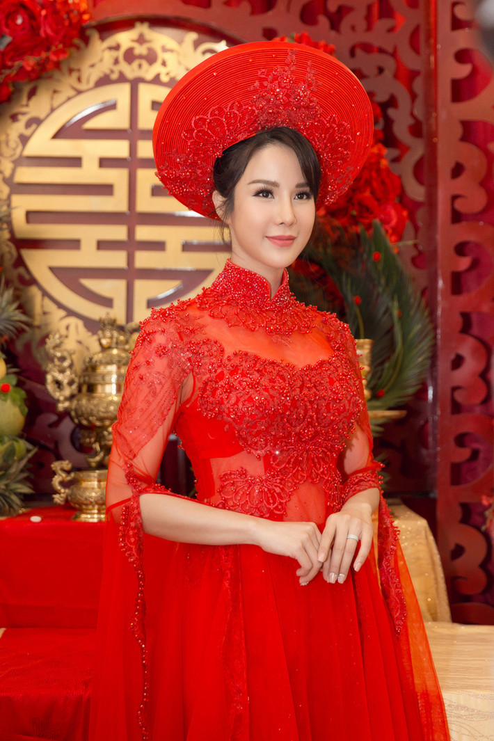 Cô dâu lộ vòng hai lớn hơn bình thường. Trước đó, trong tiệc độc thân với những người bạn, Diệp Lâm Anh cũng khiến mọi người nghi ngờ khi vòng 2 to bất thường, làm dấy nghi vấn cô đang mang thai.