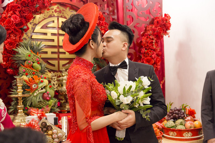 Trong lễ cưới Diệp Lâm Anh, chú rể trao cho cô dâu nụ hôn nồng nàn. Diệp Lâm Anh khẳng định chú rể kém tuổi cô nhưng trưởng thành và chững chạc.