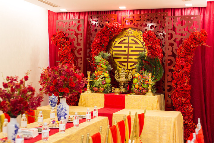 Sáng 5/5, lễ thành hôn của Diệp Lâm Anh và thiếu gia Đức Phạm diễn ra tại nhà riêng. Không gian lễ cưới tại nhà cô dâu được trang trí nổi bật, sang trọng với hai gam màu đỏ và vàng.